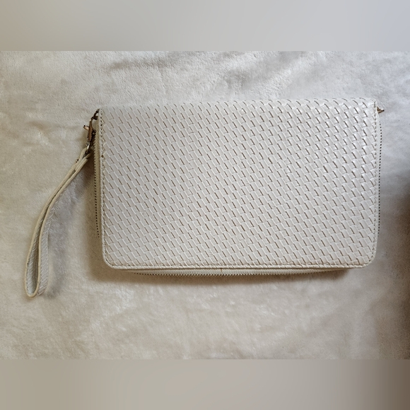 Aldo, White wristlet (clutch) - Picture 2 of 3